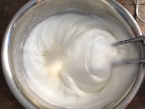 高速打发至有纹路状态，加入最后的细砂糖