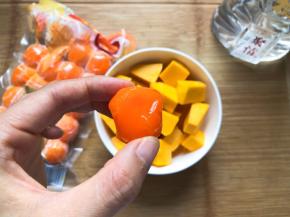 咸蛋黄裹上一层白酒，放入烤箱180度烤10分钟