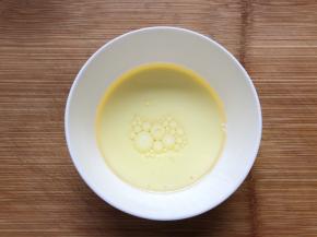 玉米油和纯牛奶混合搅拌均匀