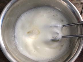 中速打发至粗泡消失，加入三分之一糖