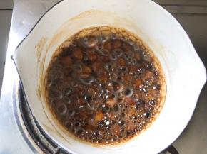 熬至红糖溶化倒入珍珠，小火熬至浓稠粘黏状态