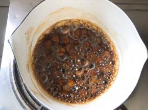 熬至红糖溶化倒入珍珠，小火熬至浓稠粘黏状态