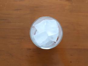 冰块放入杯子中