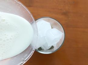 倒入冷藏的纯牛奶