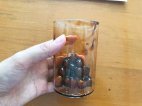 将珍珠放入杯子中，让杯壁上都挂满糖浆