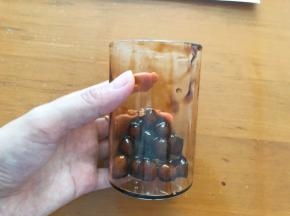 将珍珠放入杯子中，让杯壁上都挂满糖浆