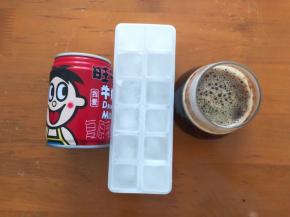 准备好食材，冷冻12块冰块，旺仔牛奶和咖啡液放入冰箱冷藏