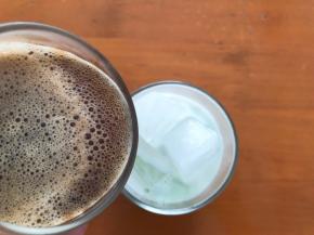 倒入冷藏过的咖啡液