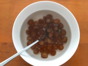 放入冷水中防止粘黏