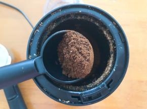 咖啡豆磨成粉