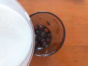 倒入冷藏后的纯牛奶