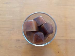 将咖啡冰块放入杯子中