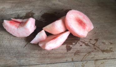 桃子去皮洗净，去核