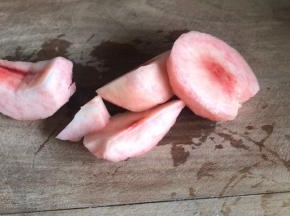 桃子去皮洗净，去核