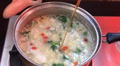 淋入香油，拌匀即可