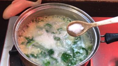 加入盐和胡椒粉拌匀