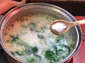 加入盐和胡椒粉拌匀