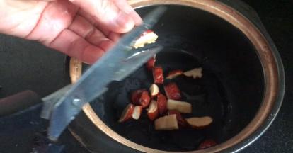 剪碎放入沙锅内