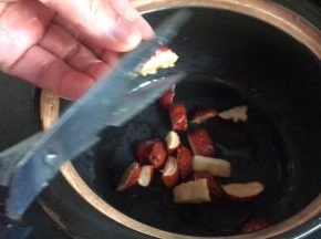 剪碎放入沙锅内