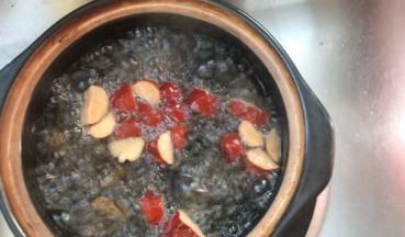 加入适量清水煮沸