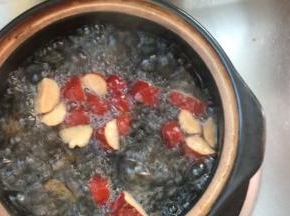 加入适量清水煮沸