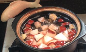 放入沸腾的沙锅中