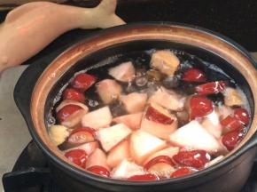 放入沸腾的沙锅中