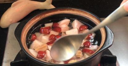 煮沸后，转小火熬煮半小时