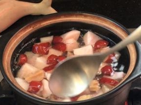 煮沸后，转小火熬煮半小时