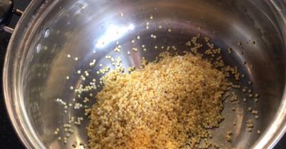 把浸泡好的小米洗净沥水，放入锅中