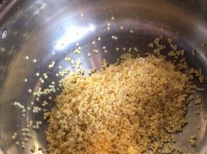 把浸泡好的小米洗净沥水，放入锅中