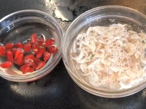 虾皮和枸杞，洗净沥水备用