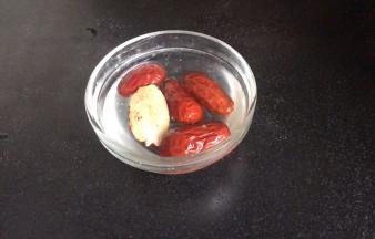 红枣洗净，沥水