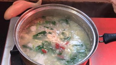 加入虾皮和枸杞，拌匀煮沸