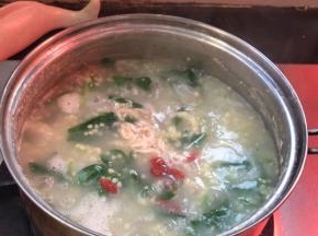 加入虾皮和枸杞，拌匀煮沸