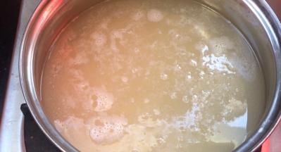 加入适量清水，大火煮沸