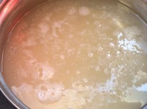 加入适量清水，大火煮沸