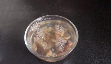 葡萄干洗净，沥水