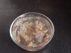 葡萄干洗净，沥水