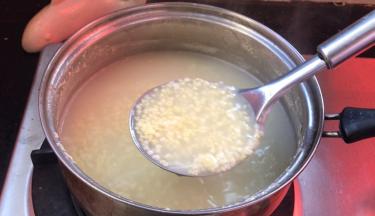 小米熬煮至浓稠粥状