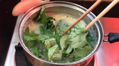 加入苕叶，拌匀后煮沸