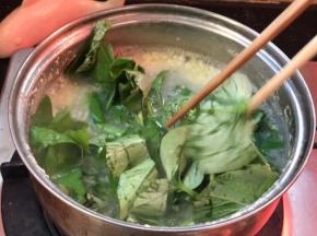加入苕叶，拌匀后煮沸
