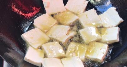 放入豆腐煎热