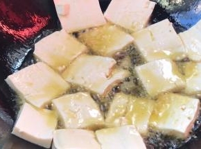 放入豆腐煎热