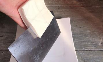 豆腐洗净后，片成两块