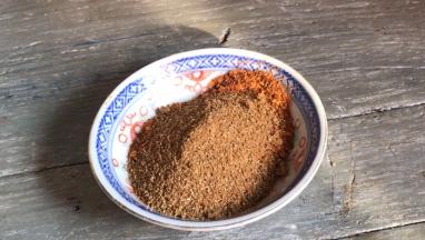 把孜然粉放入烧烤香料中混合均匀