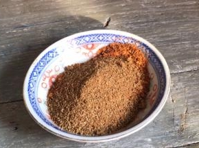 把孜然粉放入烧烤香料中混合均匀