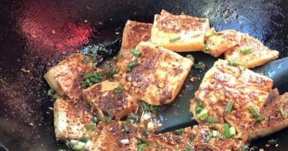 煎出香味，约3分钟左右