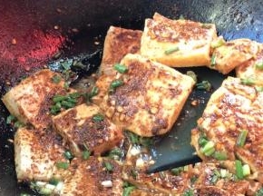 煎出香味，约3分钟左右