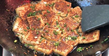 中火继续煎至表面变色